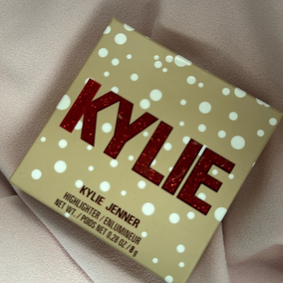 Kylie Cosmetics | Makeup
Kylie Jenner Highlighter new - Picture 3 of 4